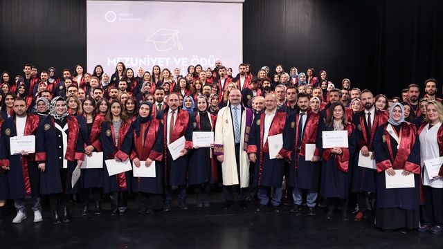 Doktora mezunları, şarkılar eşliğinde belge aldı