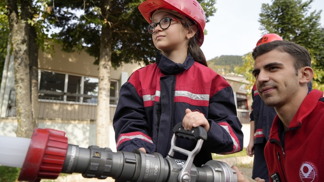 Gümüşhane'de itfaiyecilik eğitimi temelden başlıyor
Gümüşhane'de 'Gençlik İtfaiyesi' projesiyle afet bilinci küçük yaşta kazandırılıyor