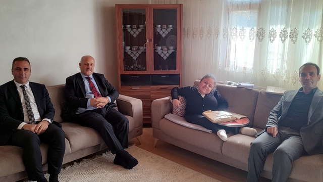 Evde eğitim hizmeti alan öğrenciye moral ziyareti