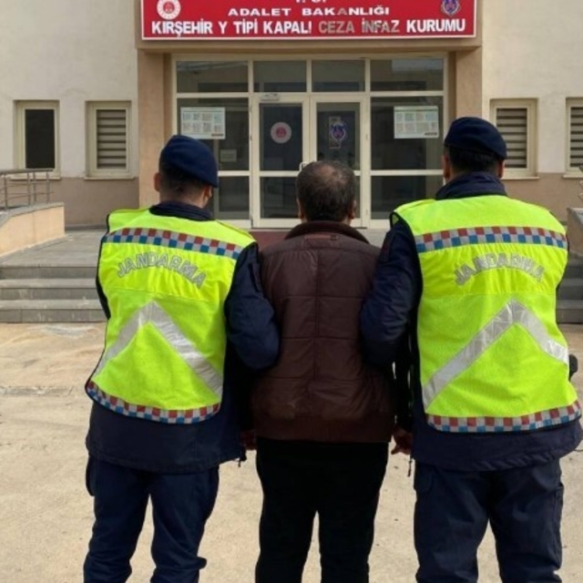 Dolandırıcılıktan aranan şahıs, uygulama noktasında yakalandı