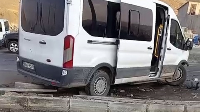 Servis minibüsü ile hafif ticari araç çarpıştı: 13'ü çocuk 19 yaralı