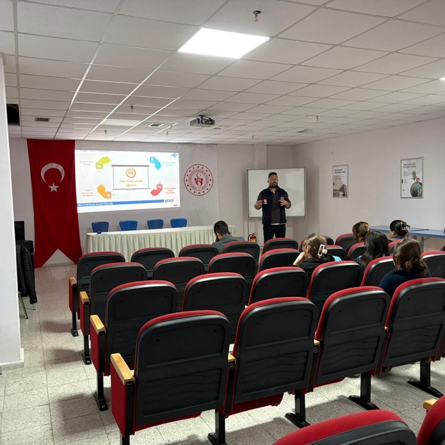 Eskişehir'de afet ve yangın farkındalık eğitimleri sürüyor
Afetlere hazır,...