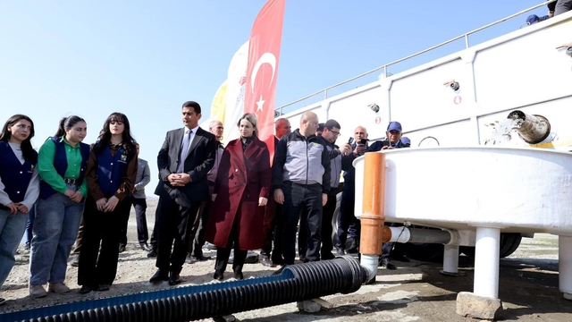 Hibe edilen 300 bin sazan balığı yavrusu, Haydar Aliyev Göleti'ne bırakıldı