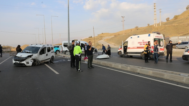 Şırnak'ta minibüs ve hafif ticari aracın çarpıştığı kazada 19 kişi yaralandı
