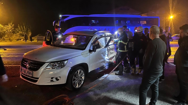 Zonguldak'ta otomobille otobüsün çarpıştığı kazada 1 kişi yaralandı
