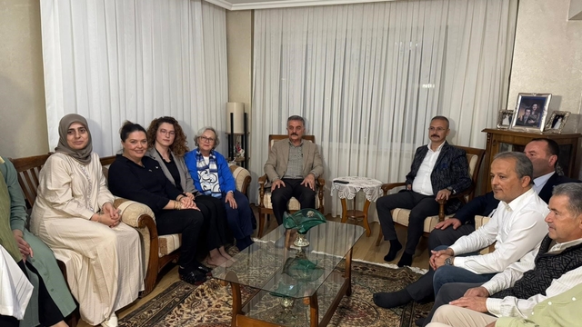 MHP, "Terörsüz Türkiye" hedefiyle kapı kapı vatandaşla buluşuyor
MHP Genel Sekreteri İsmet Büyükataman:
"Terörsüz Türkiye için vatandaşlarımızla birebir temas kuruyoruz"
MHP Genel Sekreteri İsmet Büyükataman'dan vatandaş ziyareti