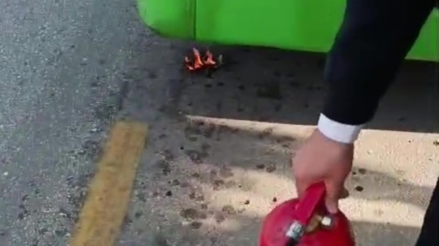 Denizli'de yanmaya başlayan halk otobüsünde facia ucuz atlatıldı
Halk otobüsündeki tüp boş çıkınca, yangın esnaftan temin edilen tüple söndürüldü