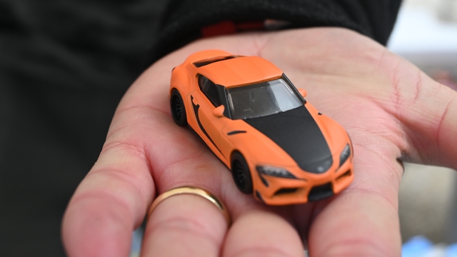 Her yaştan insan bu minyatür arabaların 'hastası' oluyor
Yeni nesil hobi: 'minyatür araba koleksiyonerliği'
Her bütçeye uygun olan minyatür arabalar her yaştan vatandaşın tercihi oluyor
Minyatür araba koleksiyoncusu ve satıcısı İsmail Meşedalı:
"Kendi arabasının modelini bulmak için çok fazla vatandaş geliyor"
"Hayalindeki arabayı almak isteyen vatandaşlar totem yapmak için minyatürünü alıyorlar"
"Benim kendi koleksiyonum var ortalama 250 tane araba var"