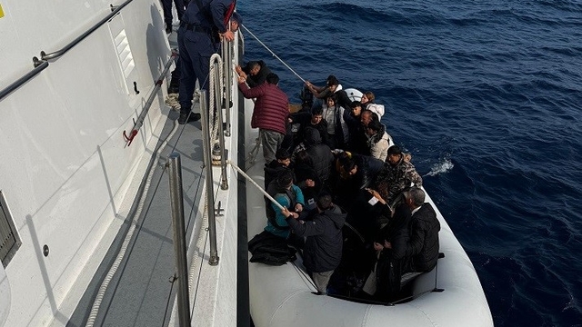 Faciadan dönüldü: 40'ı çocuk 64 düzensiz göçmen kurtarıldı