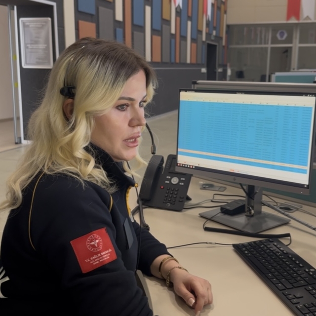 Telefonda adım adım Heimlich manevrasını anlattı; hayat kurtardı