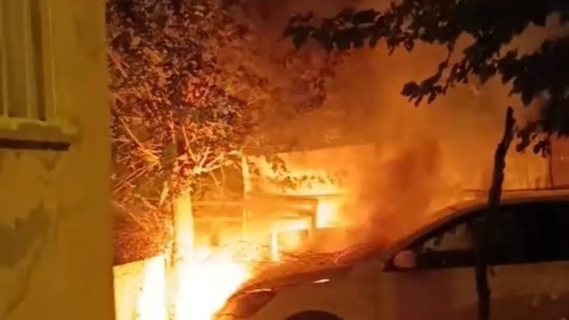 Batman'da park halindeki otomobil alev aldı