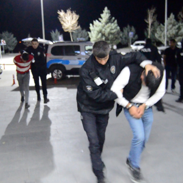 Alkollü ve ehliyetsiz sürücü, 'dur' ihtarına uymayınca kaza yapıp yakalandı