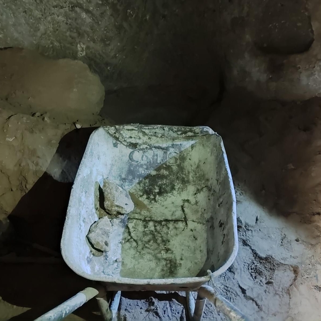 Keşfettikleri yer altı şehrinde kaçak kazı yapan 2 şüpheliye suçüstü