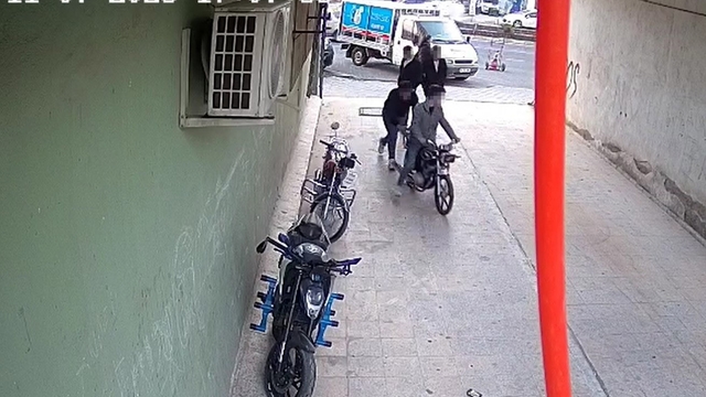 4 kişi bir motosikleti iterek çaldı