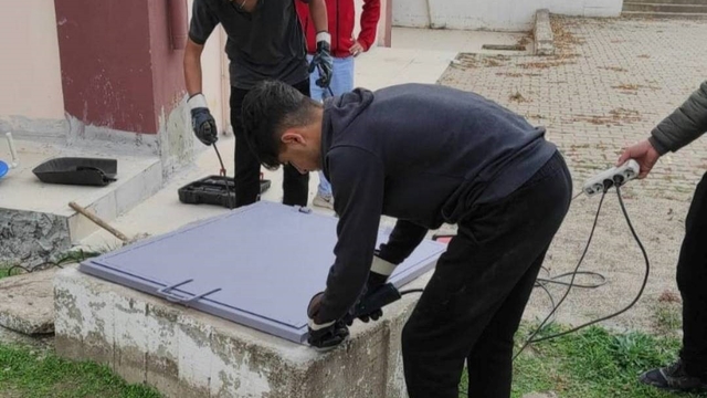 Emet'te Mesleki ve Teknik Anadolu Lisesi öğrencileri eski ve riskli rögar kapaklarını yenileriyle değiştirdi