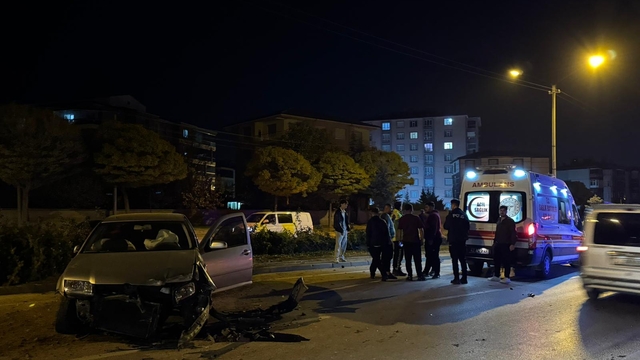 Konya'da refüje çarpan otomobilin sürücüsü yaralandı