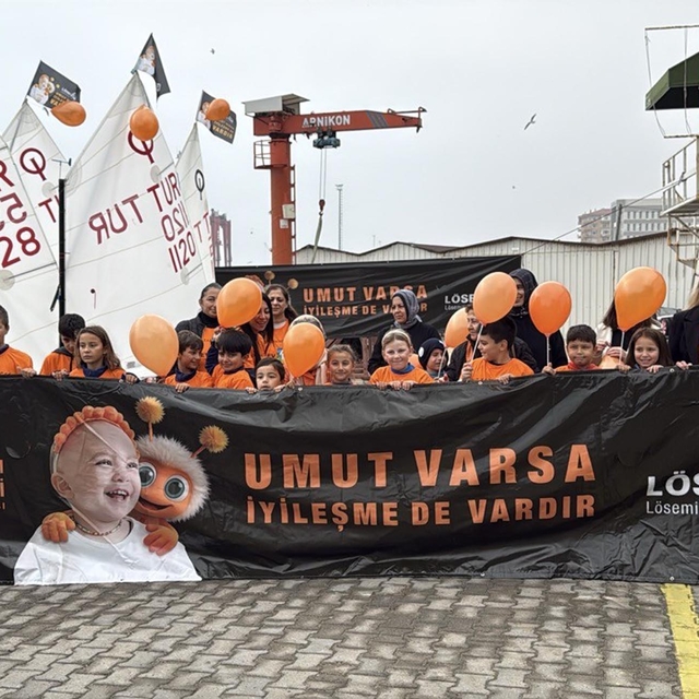 Tekirdağlı yelkenciler, lösemiye dikkat çekmek için turuncu balonlarla deni...