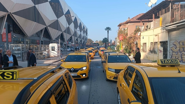 İzmir'de taksiciler, korsan taşımacılığa karşı kontak kapattı