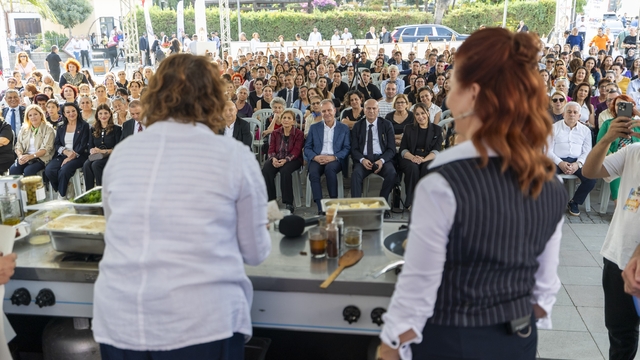 Başkan Seçer, Tarsus'taki festivalde 'Gastronomi Show'a katıldı