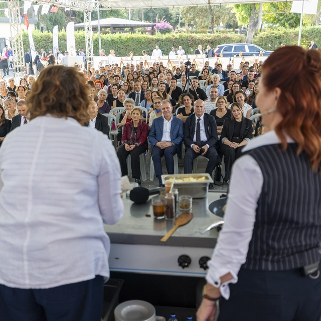 Başkan Seçer, Tarsus'taki festivalde 'Gastronomi Show'a katıldı