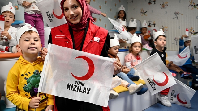Kuşadası Belediyesi Çocuk Gelişim Merkezi'nde miniklere Kızılay anlatıldı