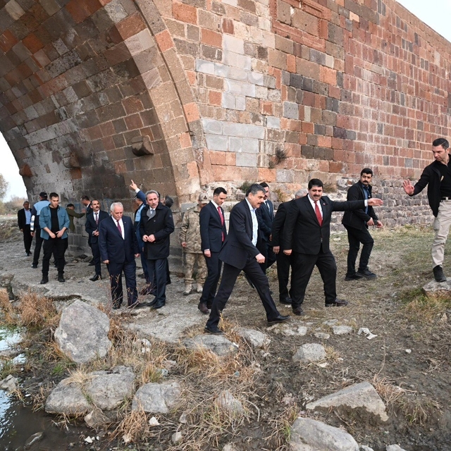 Vali Çiftçi, Köprüköy'de incelemelerde bulundu