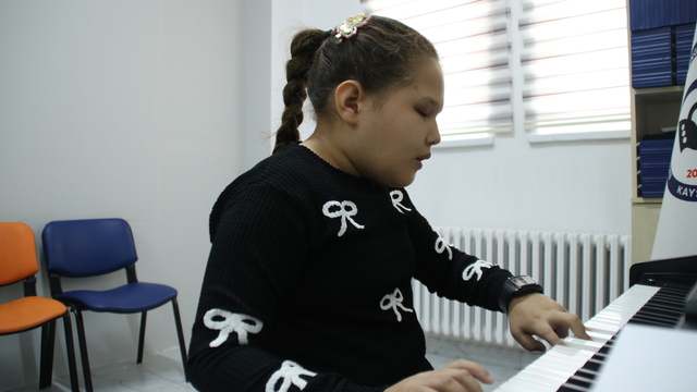 'Absolut kulak'a sahip olan görme engelli Hira'nın hedefi, müzik öğretmeni olmak