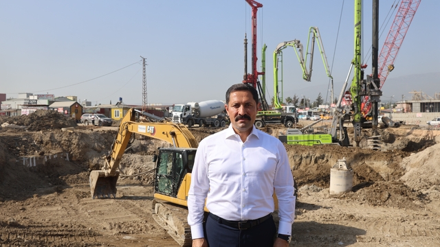 Asrın felaketi sonrası ulaşım ağının güçlendirildiği Hatay'da kilit kavşağın 2026 yılı Ocak ayında hizmete açılması planlanıyor
İnşa edilen köprü; 230 metre uzunluğunda,  8 ayak üzerine planlandı