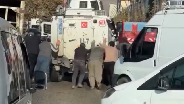 Yüksekova'da görenleri gülümseten anlar: Arızalan zırhlı araca vatandaş imecesi