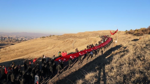 Dadaşlar ecdadın yolunda yürüyor
ERVAK Başkanı Erdal Güzel, "Aziziye destanı Türk tarihinin altın sayfalarından biridir"