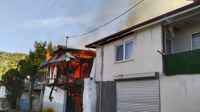 Evli çift, evdeki yangında öldü