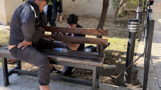 Uyurken bacağını banka sıkıştırdı, itfaiye kurtardı