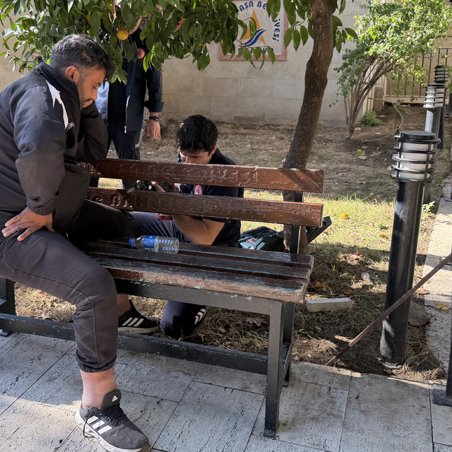Uyurken bacağını banka sıkıştırdı, itfaiye kurtardı