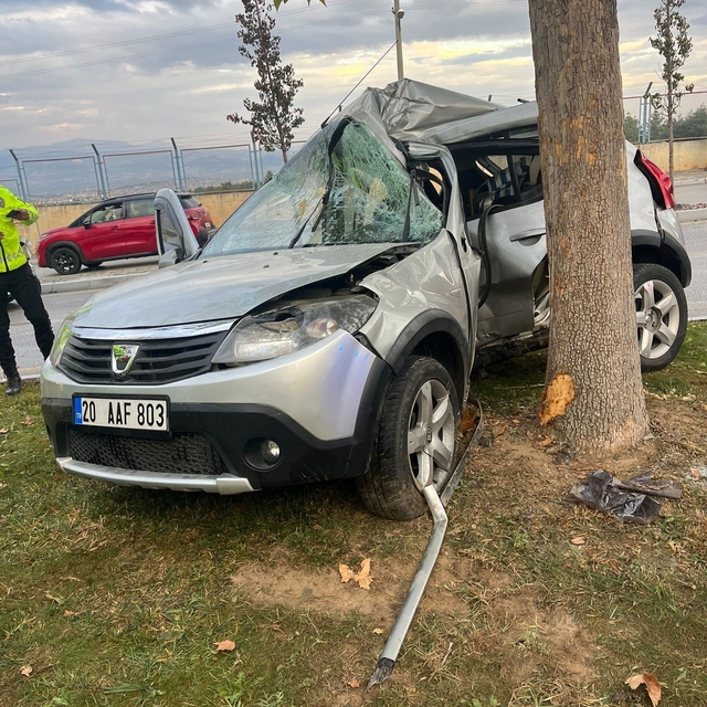 Ağaca çarpıp ikiye bölünen otomobildeki kadın hayatını kaybetti