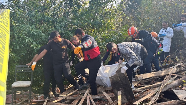 Tahtalarını sökerken ahşap ev yıkıldı; altında kalan sahibi öldü