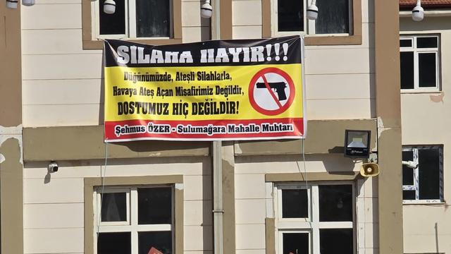 Gaziantep'teki düğünde silah karşıtı pankart açtılar