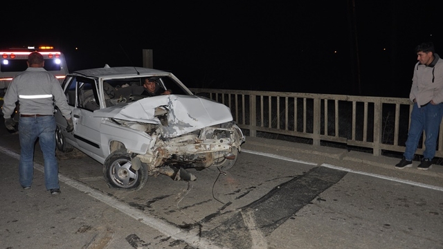 Sinop'ta köprü korkuluğuna çarpan otomobildeki 3 kişi yaralandı