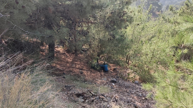 Uçurumdan yuvarlanan motosikletteki 2 kişi yaralandı