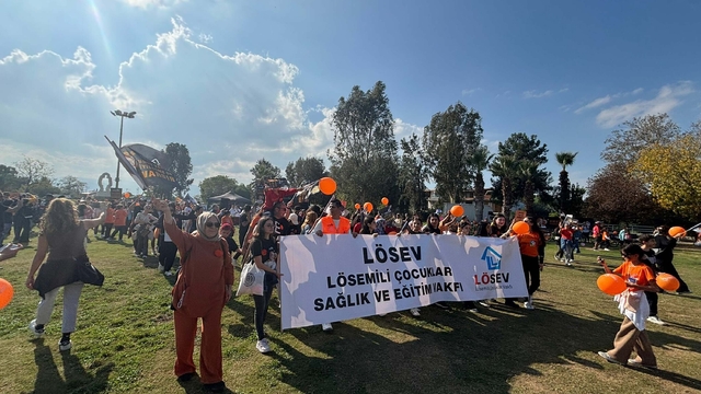 LÖSEV'den İzmir'de farkındalık korteji