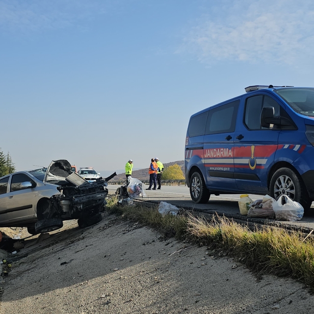 Çorum'da devrilen otomobildeki karı koca yaralandı