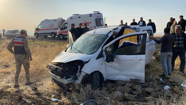 Elazığ'da hafif ticari araç  tarlaya uçtu: 3 yaralı