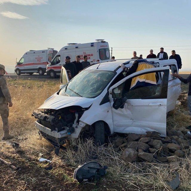 Elazığ'da hafif ticari araç  tarlaya uçtu: 3 yaralı