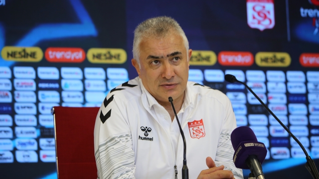 Mehmet Altıparmak: "Galibiyeti taraftara hediye ediyoruz"
Sivasspor Teknik Direktörü Mehmet Altıparmak:
"Valon Ethemi'nin oyundan atılması haklı çünkü hakeme temas ediyor"