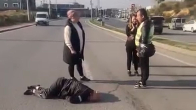 Kocaeli'de otomobil yayalara çarpıp refüje çıktı: 1'i ağır 2 yaralı