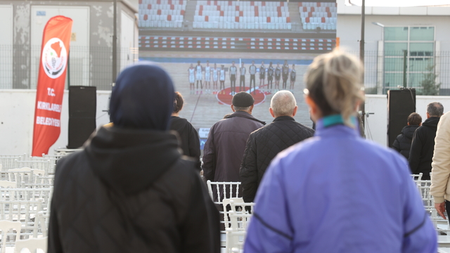 Cezalı takımlarının maçını salon dışındaki dev ekrandan izlediler