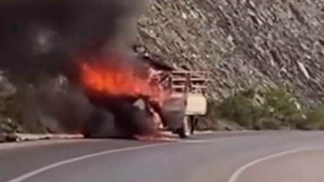 Hatay'da yanan kamyonet, kullanılamaz hale geldi