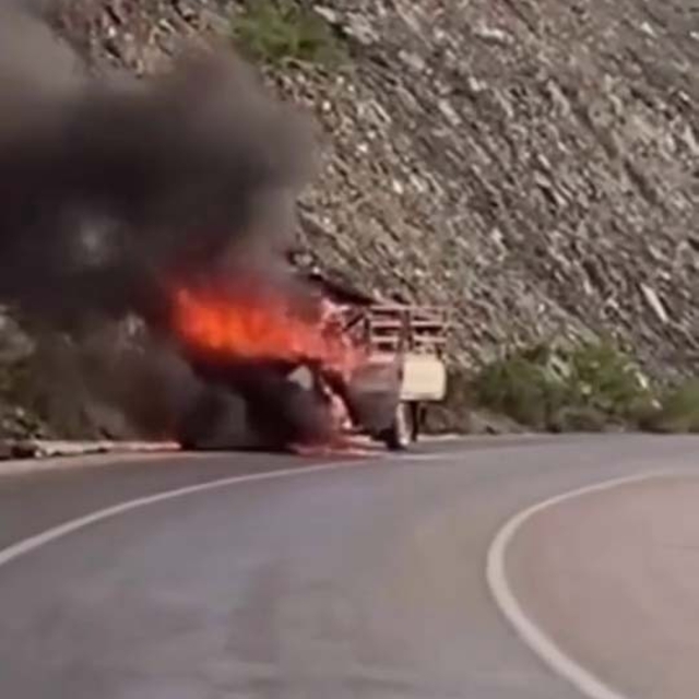 Hatay'da yanan kamyonet, kullanılamaz hale geldi