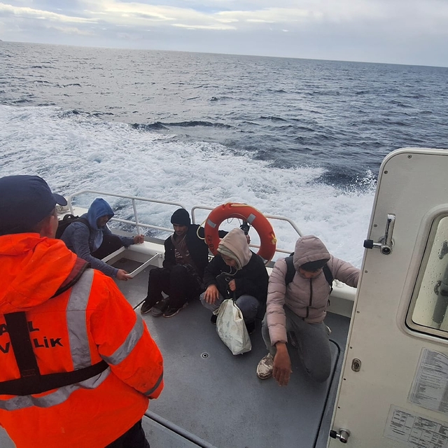 Fethiye Leylek koyunda mahsur kalan 4 düzensiz göçmen kurtarıldı