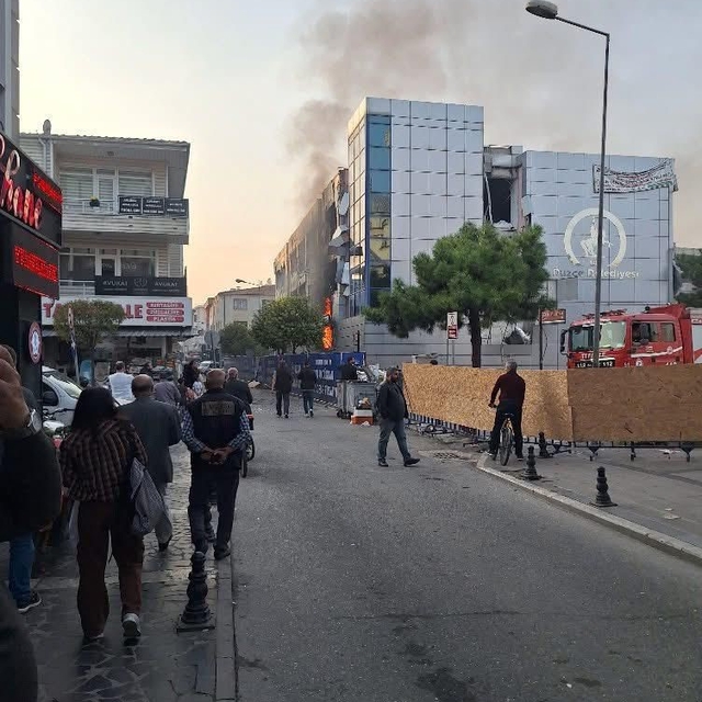 Düzce'de yıkım çalışması süren belediye binasında yangın