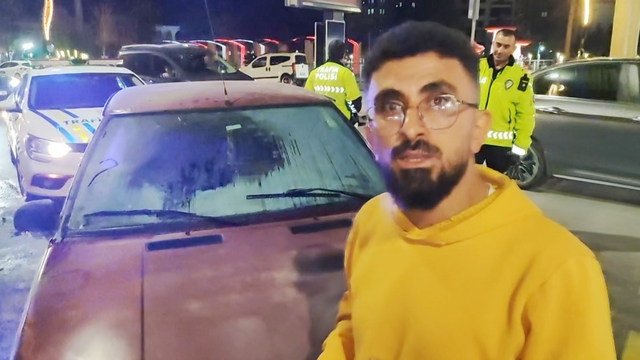 Aksaray'da seyir halindeyken yanan otomobili esnaf söndürdü